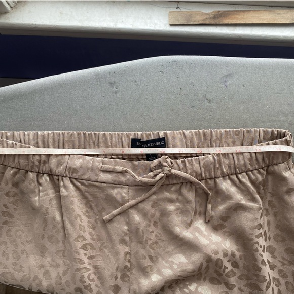 Banana Republic wide leg satin pull on pants in leopard print fresh taupe - Picture 8 of 11